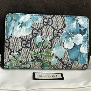 NWOT Gucci GG Blooms Zip Around Card Case in Navy